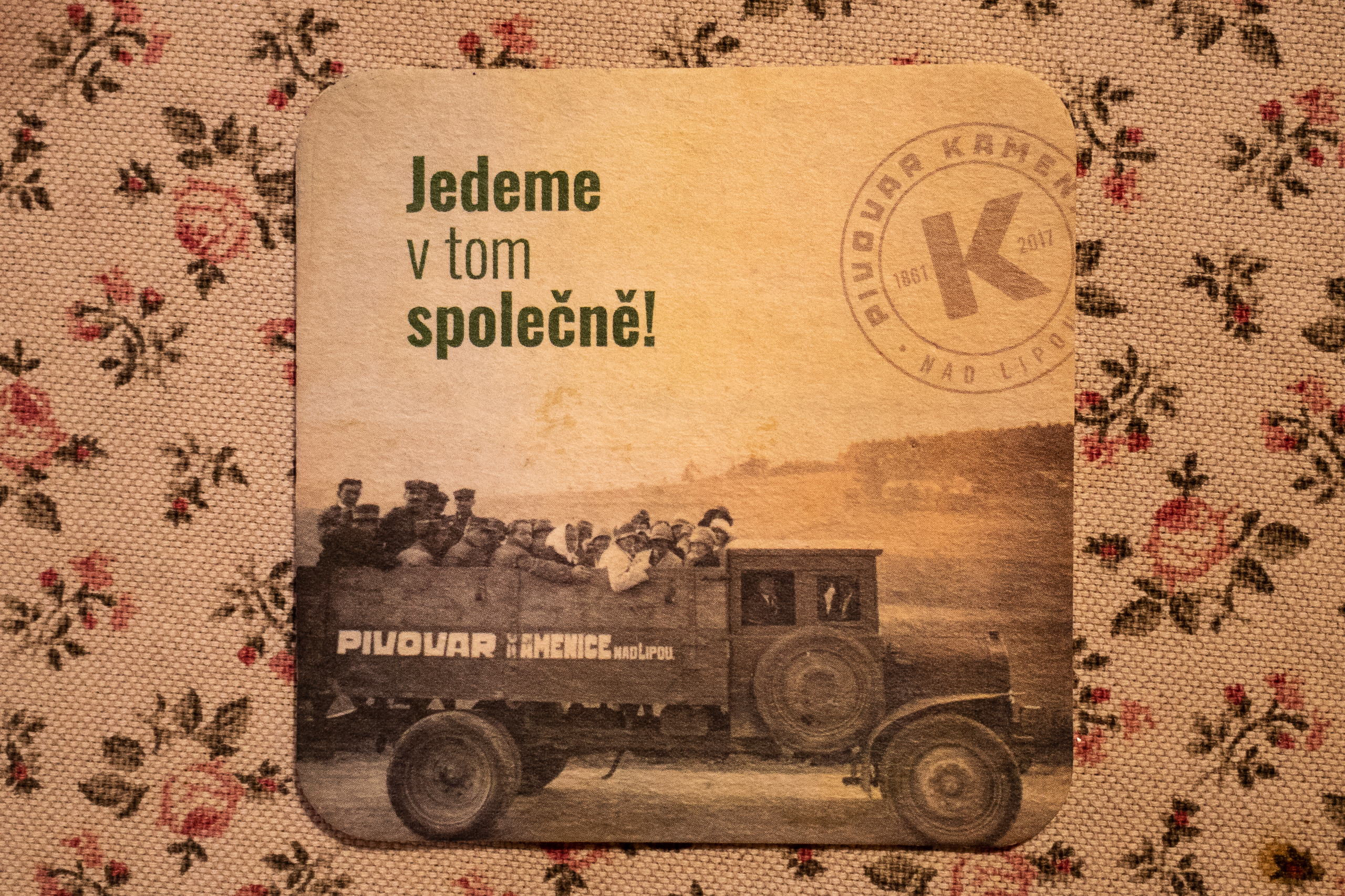 Bierdeckel aus der Brauerei Kamenice nad Lipou: „Wir fahren gemeinsam!“